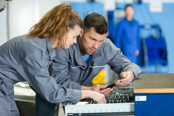 Mechanic Showing Young Female Apprentice Tool Drawer — Stockfoto