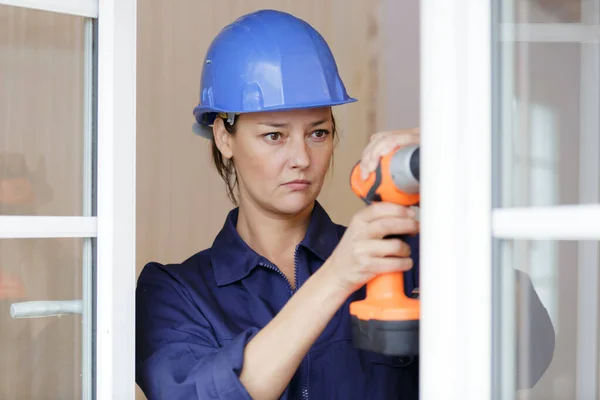 Giovane Donna Utilizzando Trapano Elettrico Installazione Finestra — Foto Stock