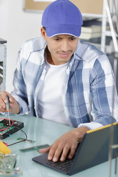 Engenheiro Verificando Laptop Enquanto Segurando Mãos — Fotografia de Stock