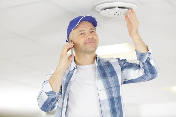 Arbeiter Einer Leiter Der Telefon Spricht — Stockfoto