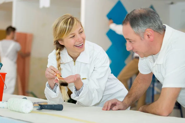 Mulher Feliz Pintor Classe — Fotografia de Stock