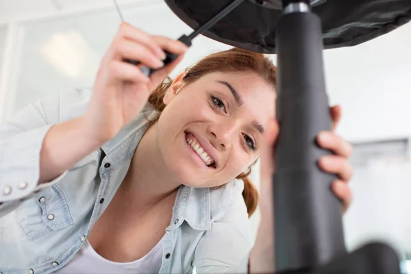 Gelukkig Jong Vrouw Neuken Een Stoel — Stockfoto