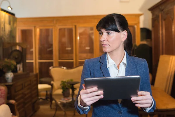 Frau Sitzt Mit Tablet Altem Haus — Stockfoto