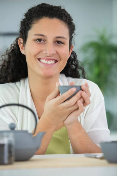 Portret Van Een Jonge Vrouw Drinken Tea — Stockfoto