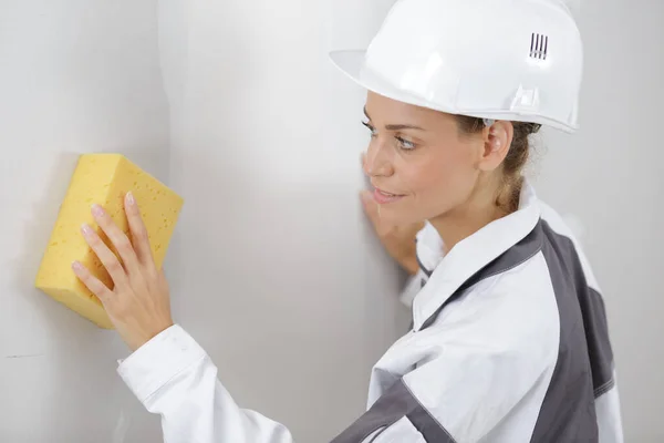 Construtor Feminino Usando Esponja Parede — Fotografia de Stock