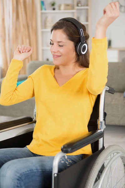 Vrouw Rolstoel Draagt Een Koptelefoon Danst Muziek — Stockfoto