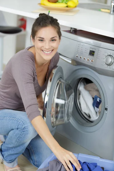 洗衣房里快乐的家庭主妇 — 图库照片