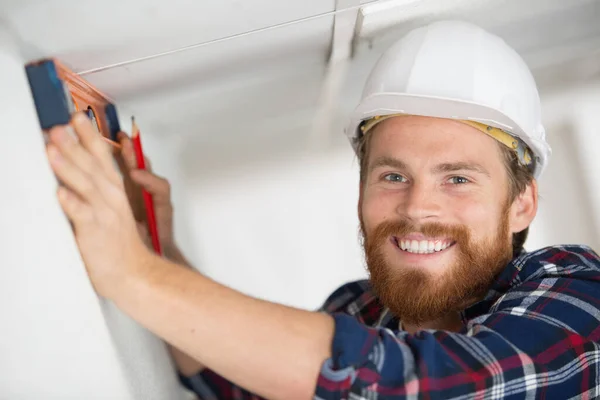 Happy Smiling Constructor Holding Construction Level — Stockfoto