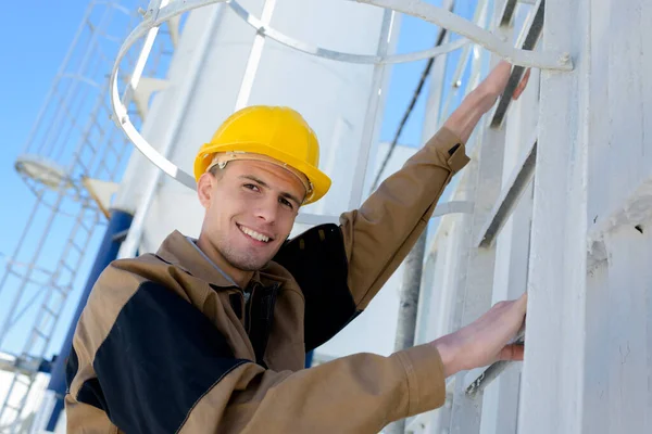 Man Klättrar Upp Gammal Rostig Vertikal Stege Fabrik — Stockfoto