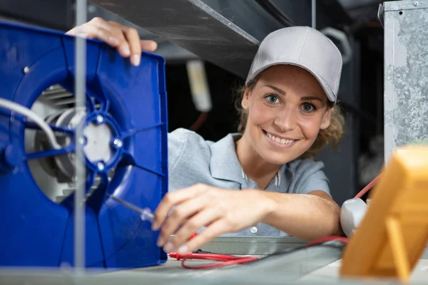 Vrouw Het Installeren Van Een Elektronische Sok — Stockfoto