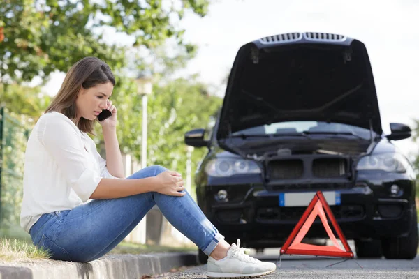 Frau Telefoniert Nachdem Sie Ein Straßendreieck Gemacht Hat — Stockfoto