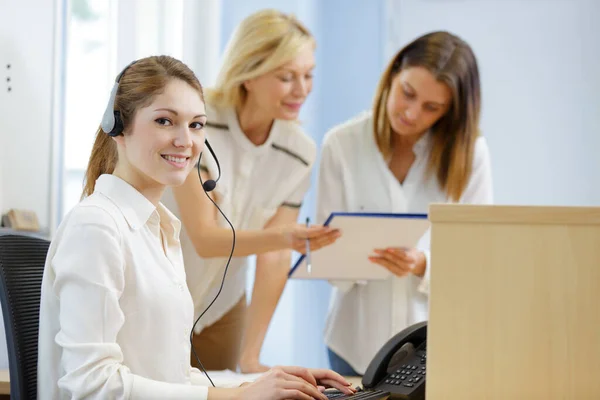 Assistente Telemarketing Negócios Posando — Fotografia de Stock