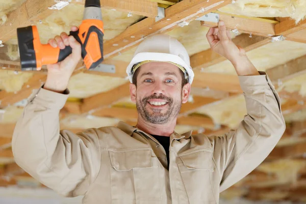 Construtor Sorrindo Hardhat Com Broca Elétrica Dentro Casa — Fotografia de Stock