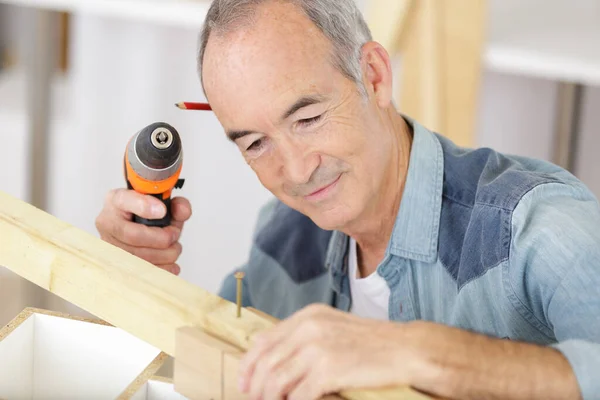 Man Boren Hout Met Boor Tafel Thuis — Stockfoto