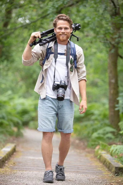 Mladý Muž Držící Dslr Kameru Prozkoumávající Les — Stock fotografie