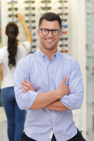 Optik Dükkanındaki Adam Gülümsüyor Poz Veriyor — Stok fotoğraf
