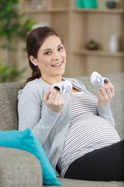 Gravid Kvinna Med Små Skor För Barn — Stockfoto