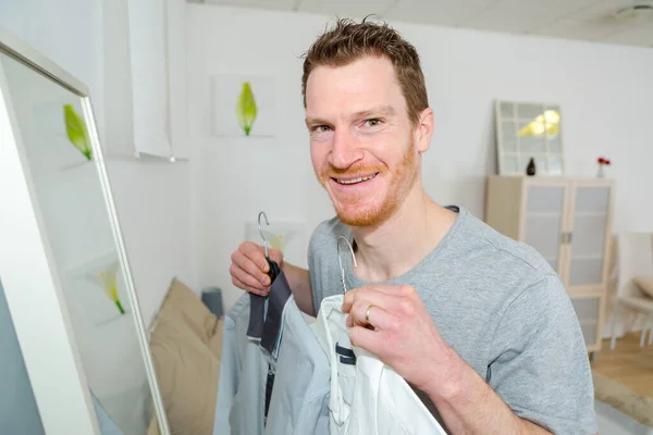 Jonge Man Probeert Beslissen Wat Dragen — Stockfoto