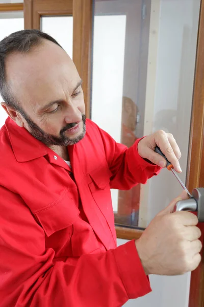 Homem Durante Reparação Fechadura Porta — Fotografia de Stock