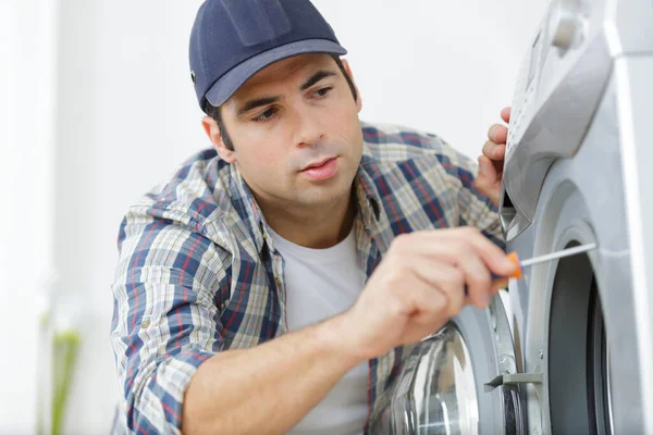 Klempner Repariert Haushaltswaschmaschine — Stockfoto
