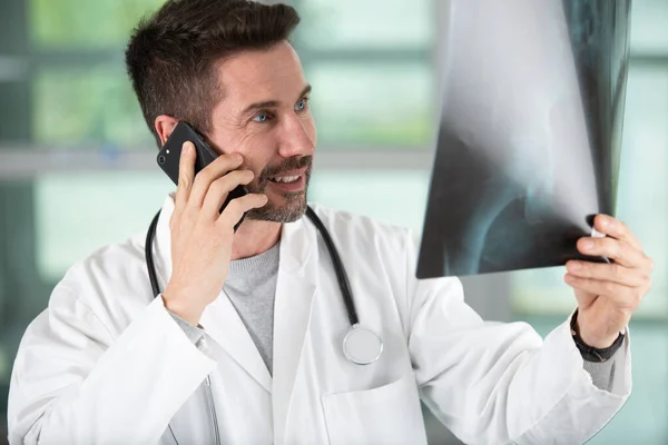 Radiologista Sexo Masculino Telefone Clínica — Fotografia de Stock