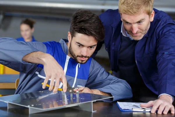 Portret Van Een Werktuigbouwkundige Met Leerling — Stockfoto