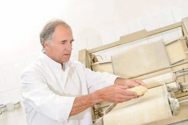 Een Bakker Brood Aan Het Bakken — Stockfoto