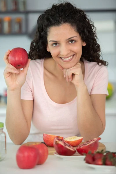 笑着吃新鲜苹果的年轻女人 — 图库照片