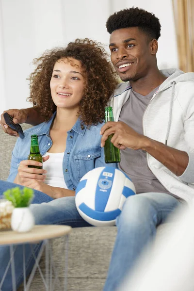 有感情的年轻夫妇在家喝啤酒 — 图库照片