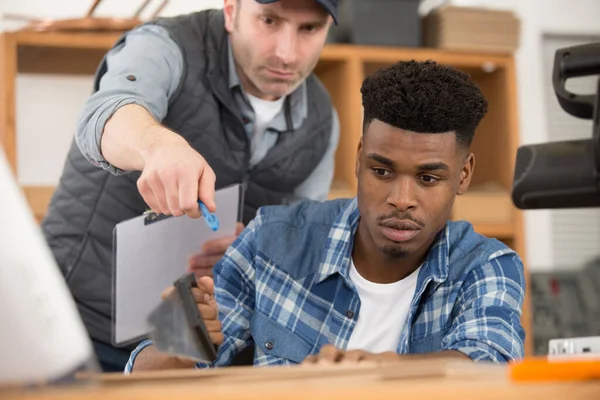 Ausbilder Mit Lehrling Werkstatt — Stockfoto