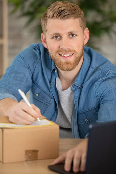 Junges Paar Sitzt Zwischen Kisten Und Benutzt Einen Laptop — Stockfoto