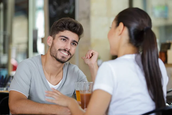 Friends Drinking Beer Talking Having Fun — Stockfoto