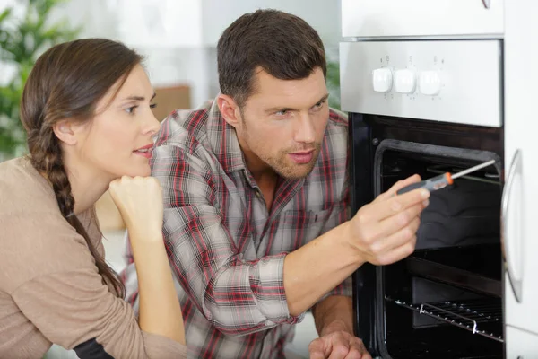 Casal Está Montando Forno — Fotografia de Stock