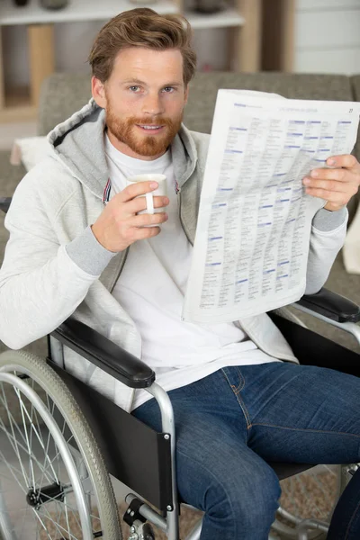 Человек Инвалидной Коляске Читает Газету Доме Престарелых — стоковое фото