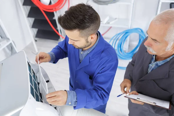 Young Man Cleaning Air Conditioning System — Stock Photo, Image