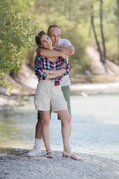 Casal Casual Abraçado Livre — Fotografia de Stock