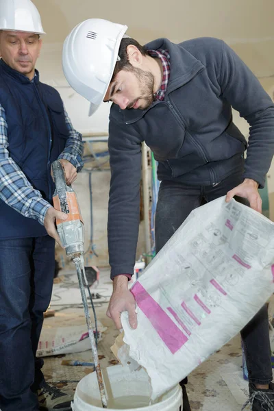 Två Byggare Gör Cement — Stockfoto