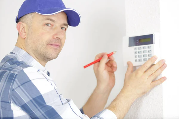 Mannelijke Elektricien Installeren Van Beveiligingssysteem Deur Sensor Muur — Stockfoto