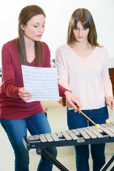 Woman Learning Percussion Instrument — Stockfoto