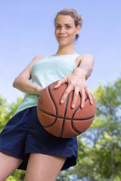 外面穿着制服的年轻女篮球运动员 — 图库照片