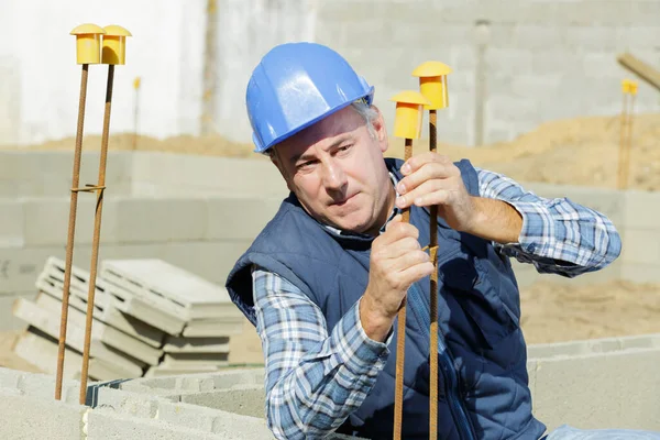 Builder Ajusts Wires Concrete Reinforcement — Stockfoto