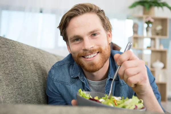 Jeune Homme Sur Canapé Manger Une Salade — Photo