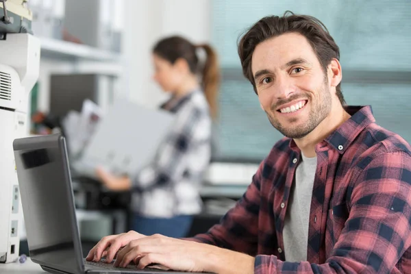 Een Professionele Ontwerper Met Laptop — Stockfoto