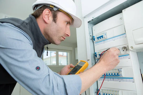 Man Using Multimeter Test Circuit Breaker Box — Stock Photo, Image