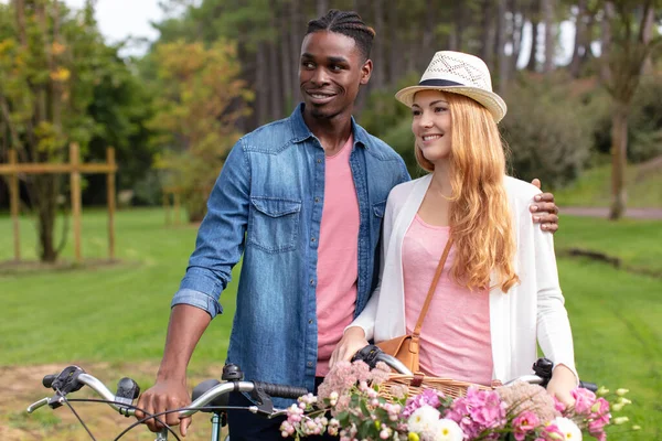 Pareja Multirracial Con Bicicleta Pie Parque —  Fotos de Stock