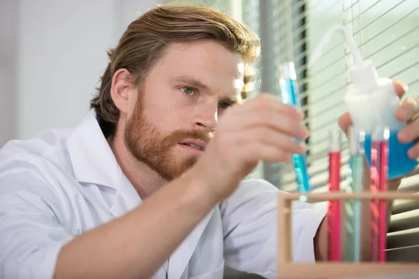 Mannelijke Wetenschapper Onderzoekt Reageerbuis — Stockfoto