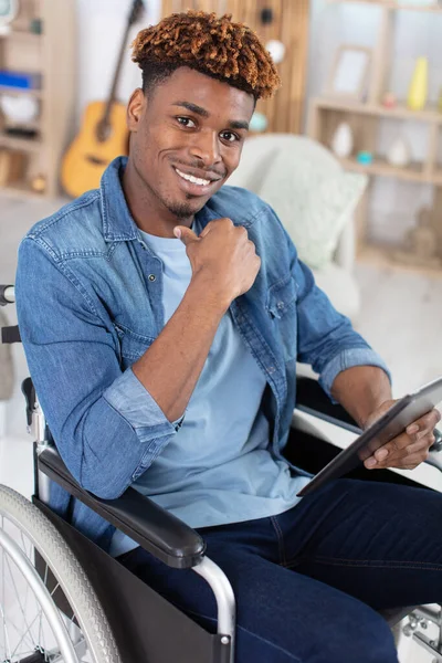 Šťastný Muž Invalidním Vozíku Drží Tablet — Stock fotografie