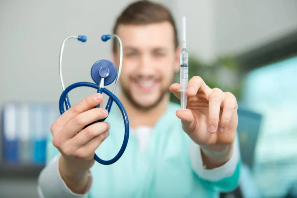 Sjuksköterska Som Håller Stetoskop Och Spruta — Stockfoto