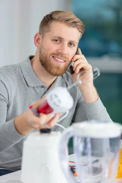 Young Repairman Fixing Repairing Kitchen Devices — Stock Photo, Image