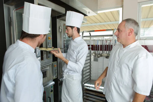 Equipe Chefs Trabalhando Uma Cozinha Comercial — Fotografia de Stock